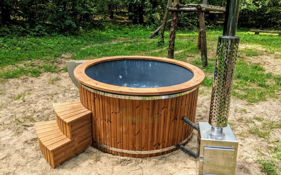 Poêle extérieur à bois raccordé à un bain nordique