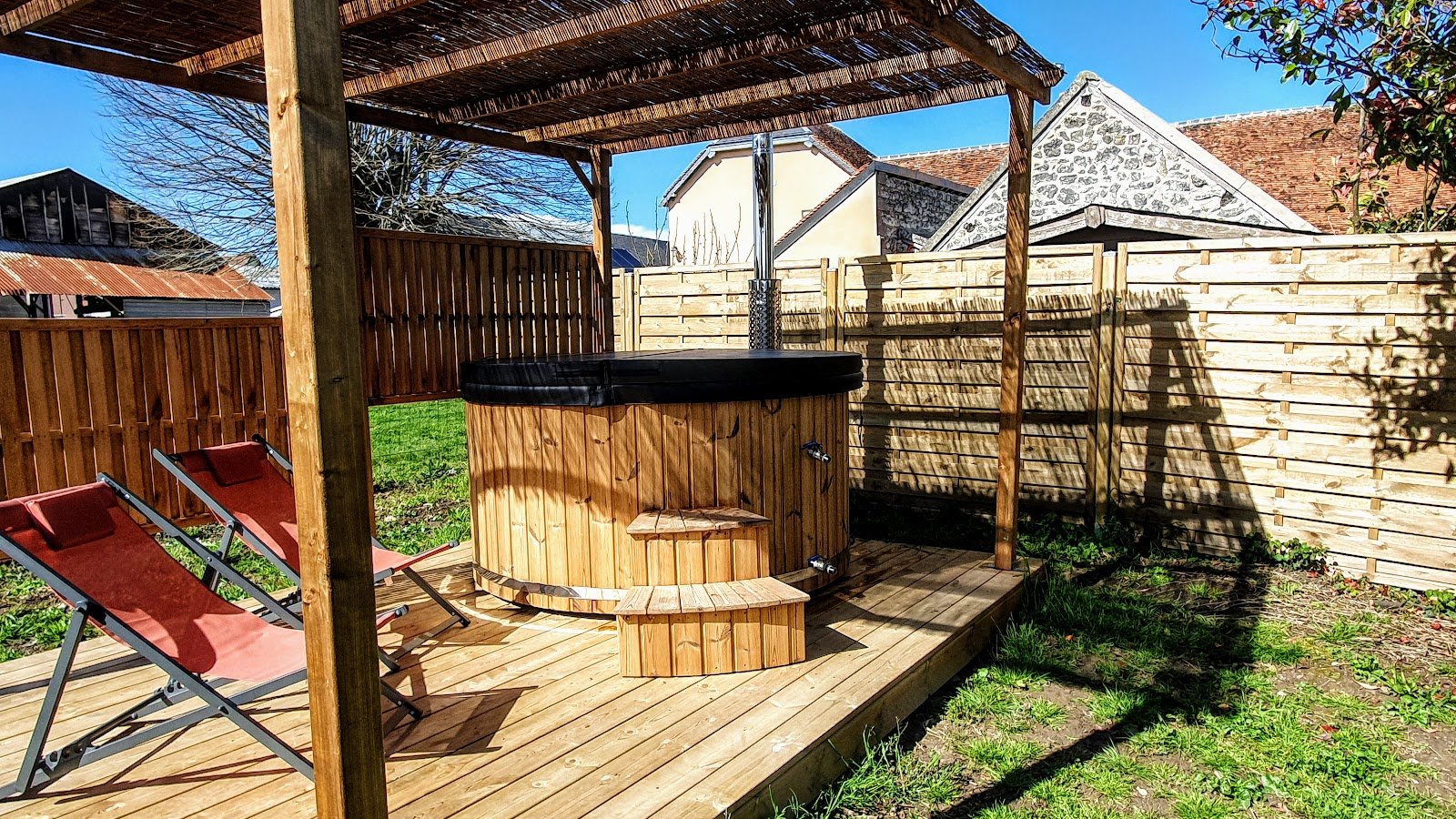 Exigences électriques 2 Bain nordique avec couverture et escalier sur une terrasse en bois sous une pergola