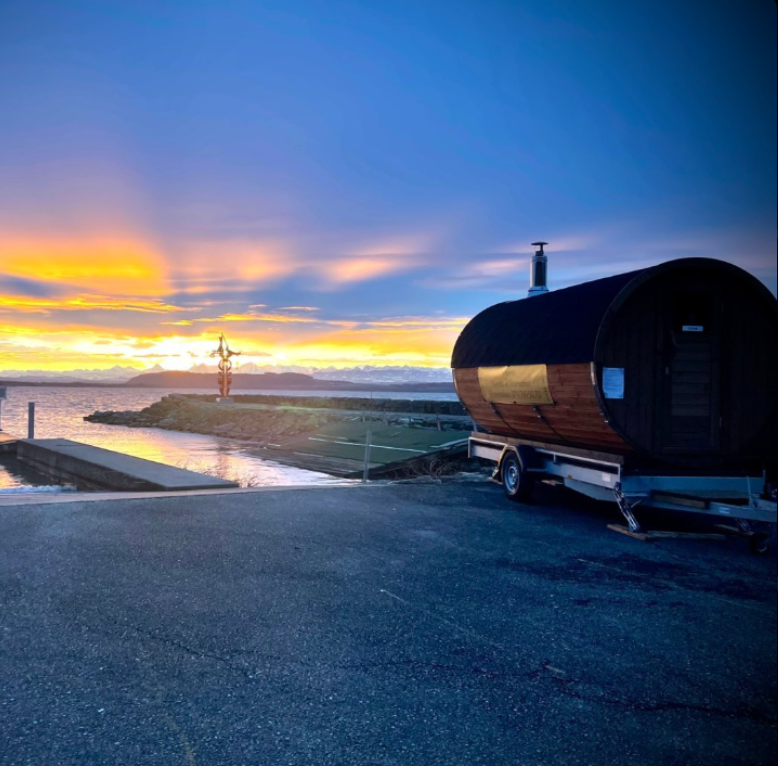Sauna tonneau mobile TimberIN de Phénix Sauna au bord d’un lac en Suisse au coucher du soleil
