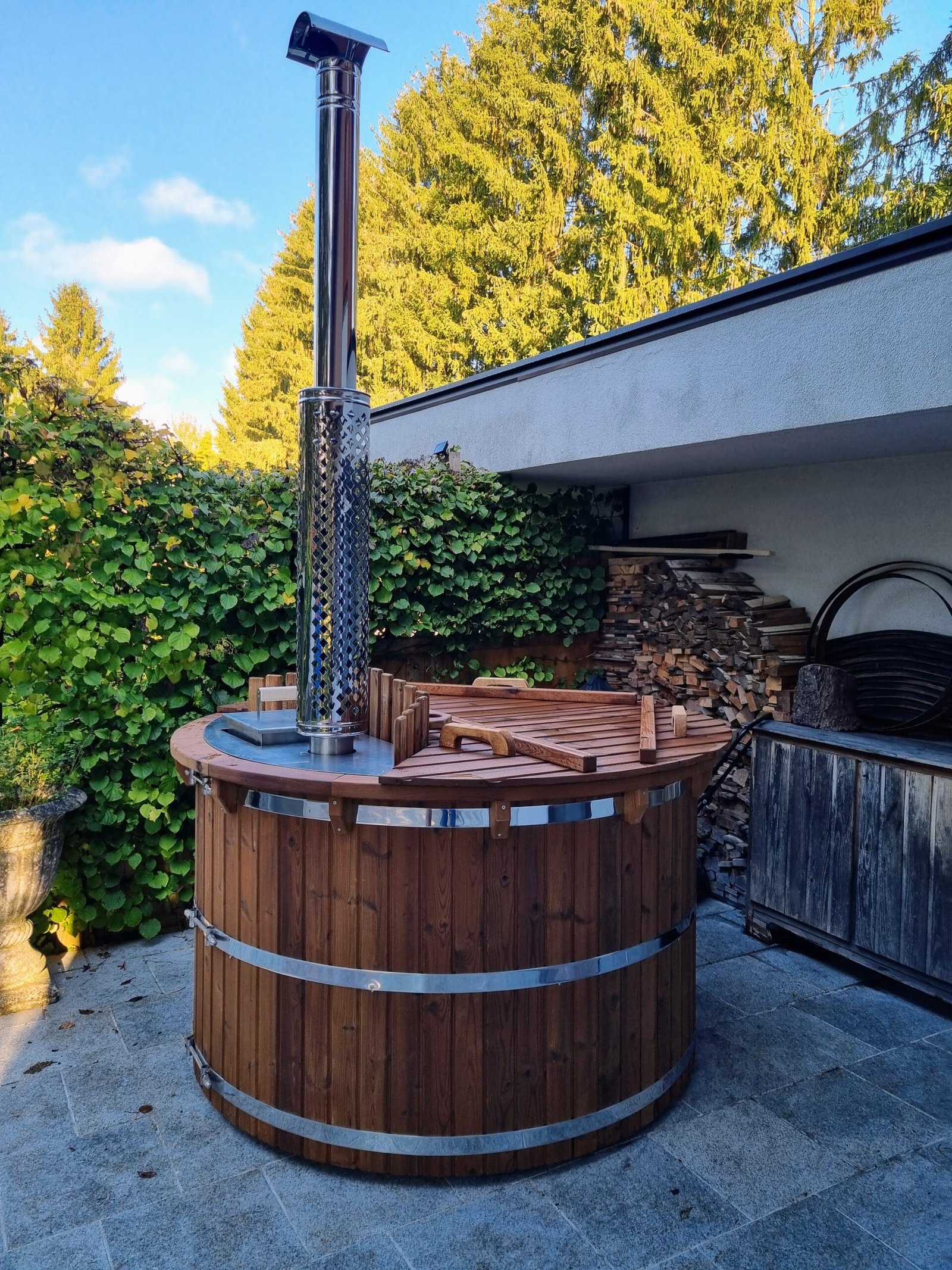 Bain nordique chauffé au bois 1 Bain nordique en bois avec couvercle segmenté et conduit de poêle