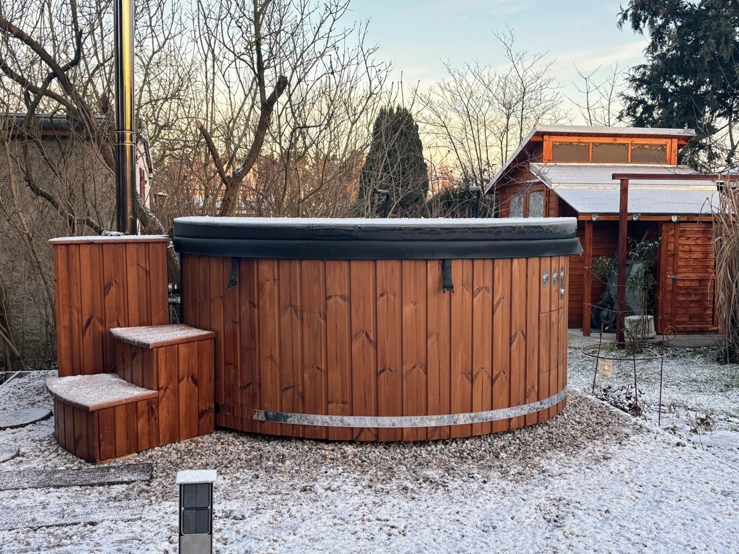 Bain nordique en polypropylène 1 Bain nordique couvert avec bardage et marches en bois