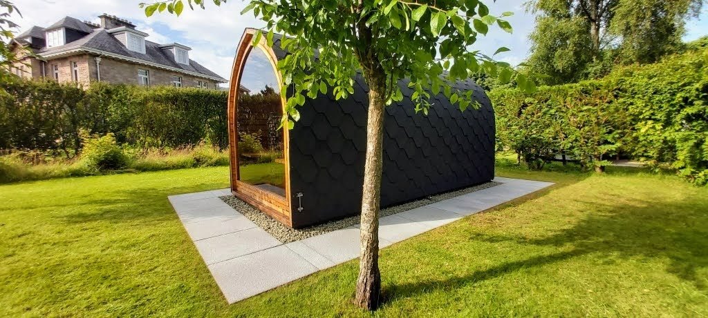 Sauna extérieur à façade vitrée dans un jardin