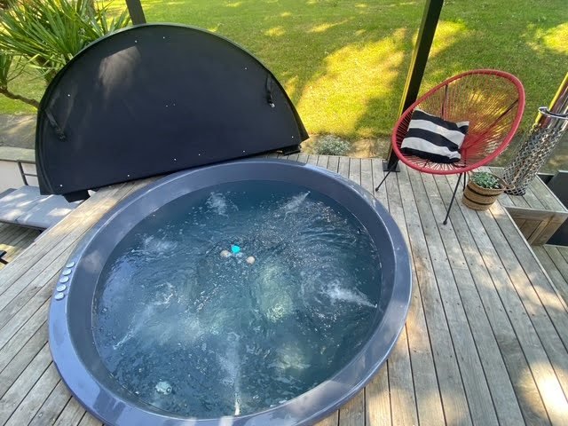 Bain nordique avec eau en mouvement sur une terrasse