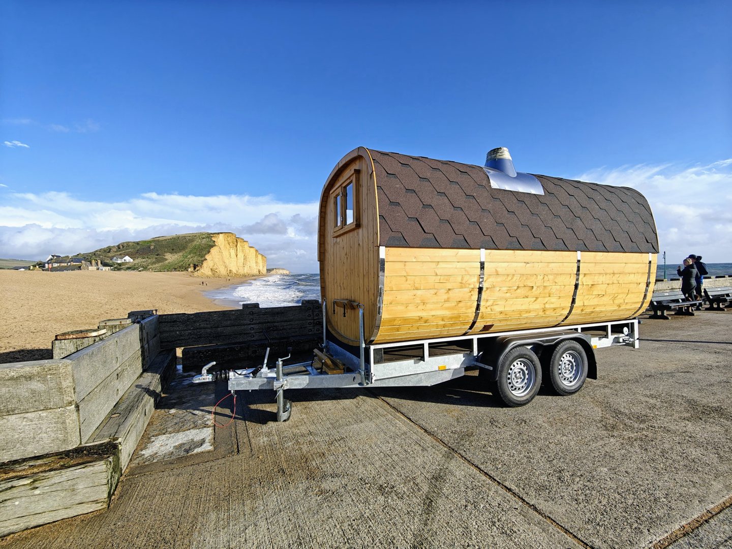 Saunas extérieurs mobiles 1 Sauna tonneau installé sur une remorque