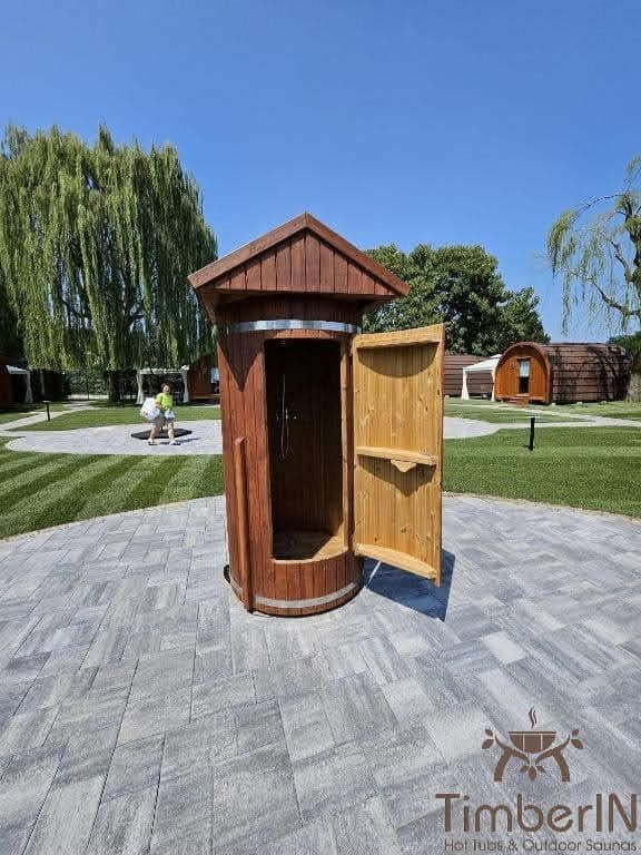 Douche extérieure en bois avec porte ouverte