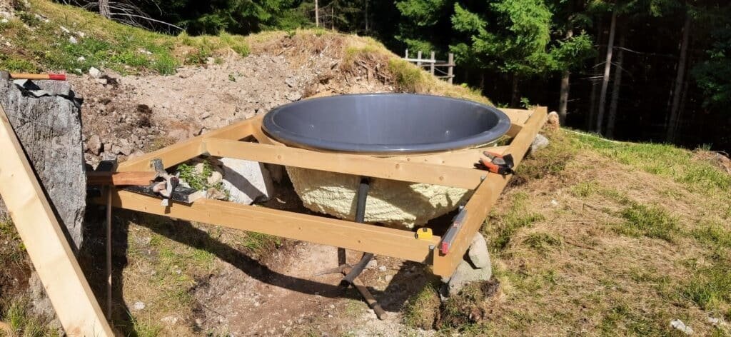 Préparation du terrain pour bain nordique 19 Pose d’un bain nordique sur sa structure avant encastrement dans la terrasse