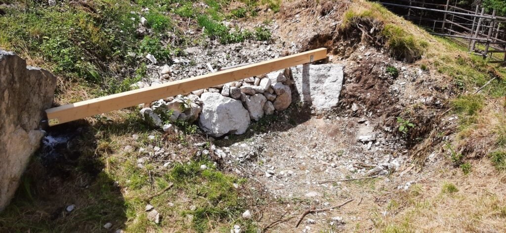 Préparation du terrain pour bain nordique 16 Premier poteau de support d’une structure pour bain nordique encastré