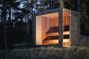 TimberIN Nordic Cube sauna extérieur moderne avec façade vitrée éclairée