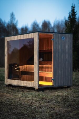 TimberIN Nordic Cube sauna extérieur vitré au crépuscule