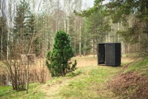 TimberIN Nordic Cube S sauna noir en lisière de forêt