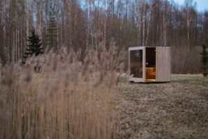TimberIN Nordic Cube sauna extérieur au bord d'un lac