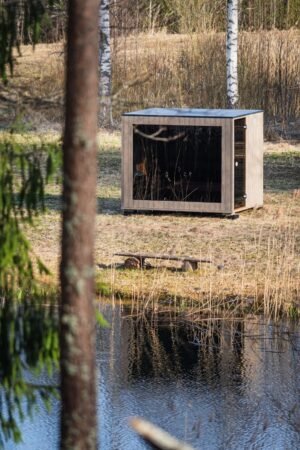 TimberIN Nordic Cube sauna près d'un étang