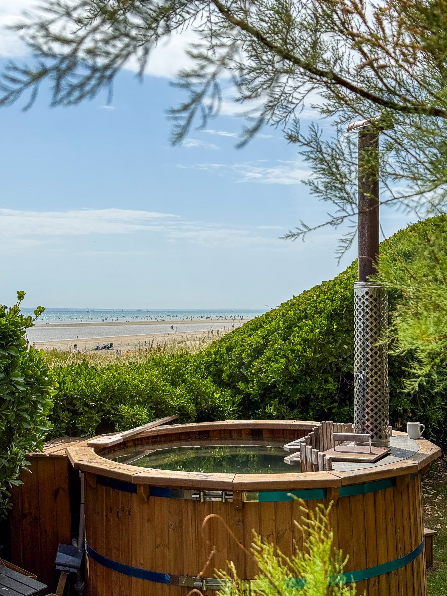 Bain nordique TimberIN avec vue sur le littoral
